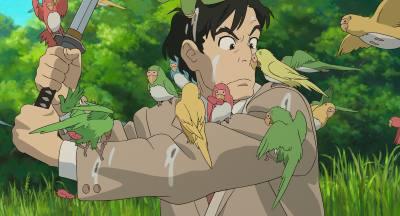父・勝一が刀をもってインコをやっつけている